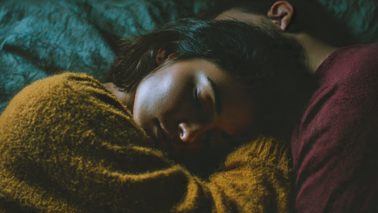 cama_fr_a_intimidad_en_ca_da_libre_pareja