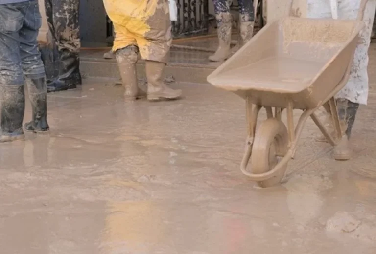 leptospirosis-tetanos-y-mas-asi-se-contagian-los-ninos-por-aguas-de-inundacion-como-podemos-protegerlos-1760453170175_1024