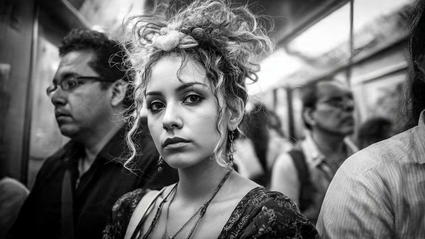 mujer_mexicana_con_cabello_perfumado_en_el