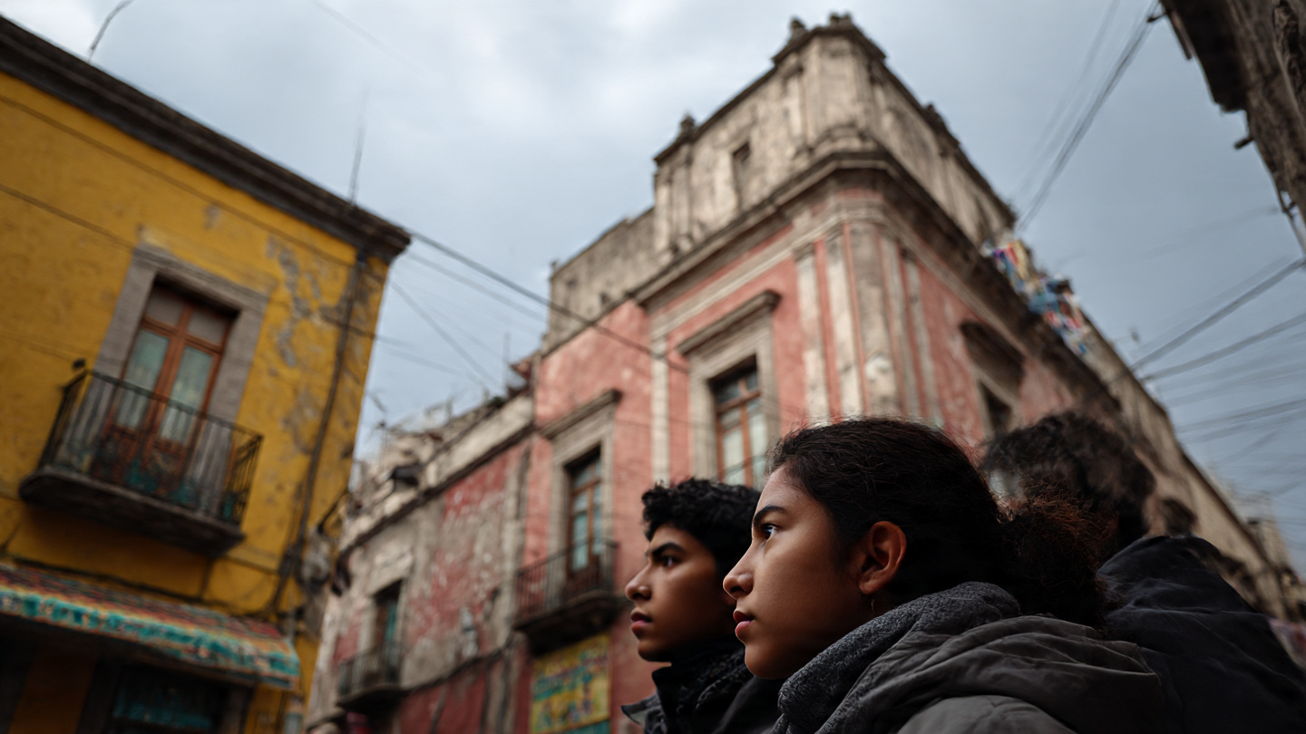 personas_mayores_de_18_a_os_en_una