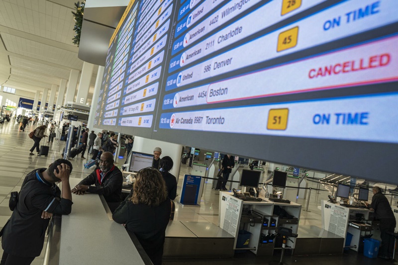 Más de 800 vuelos cancelados en EEUU en "inédita" reducción de tráfico por cierre federal