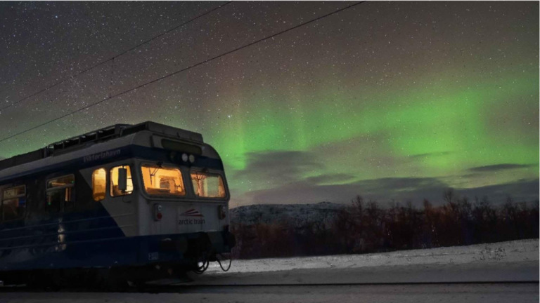 tren panorámico que promete las mejores vistas de auroras boreales en el mundo