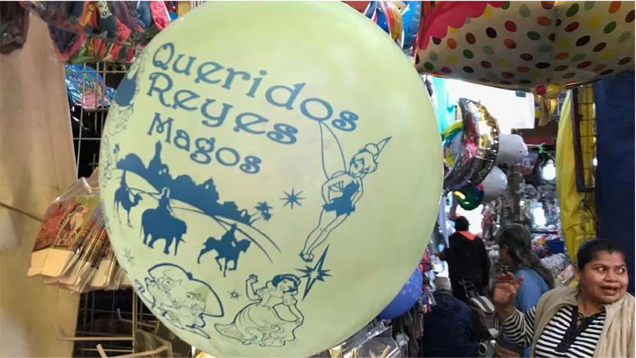 El impacto oculto de enviar cartas a los Reyes con globos de plástico