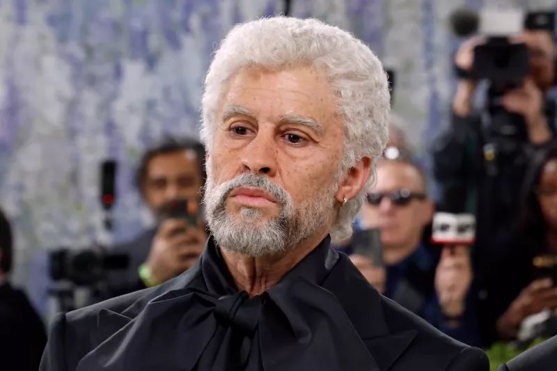 ¿Bad Bunny con 80 años? El secreto detrás de su impactante transformación en la Met Gala.